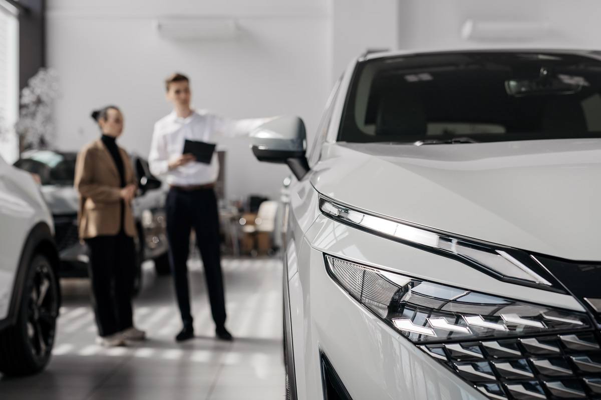 collision repair employee and customer discussing expectations