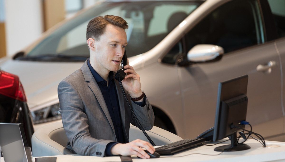 collision repair estimator talking to customer